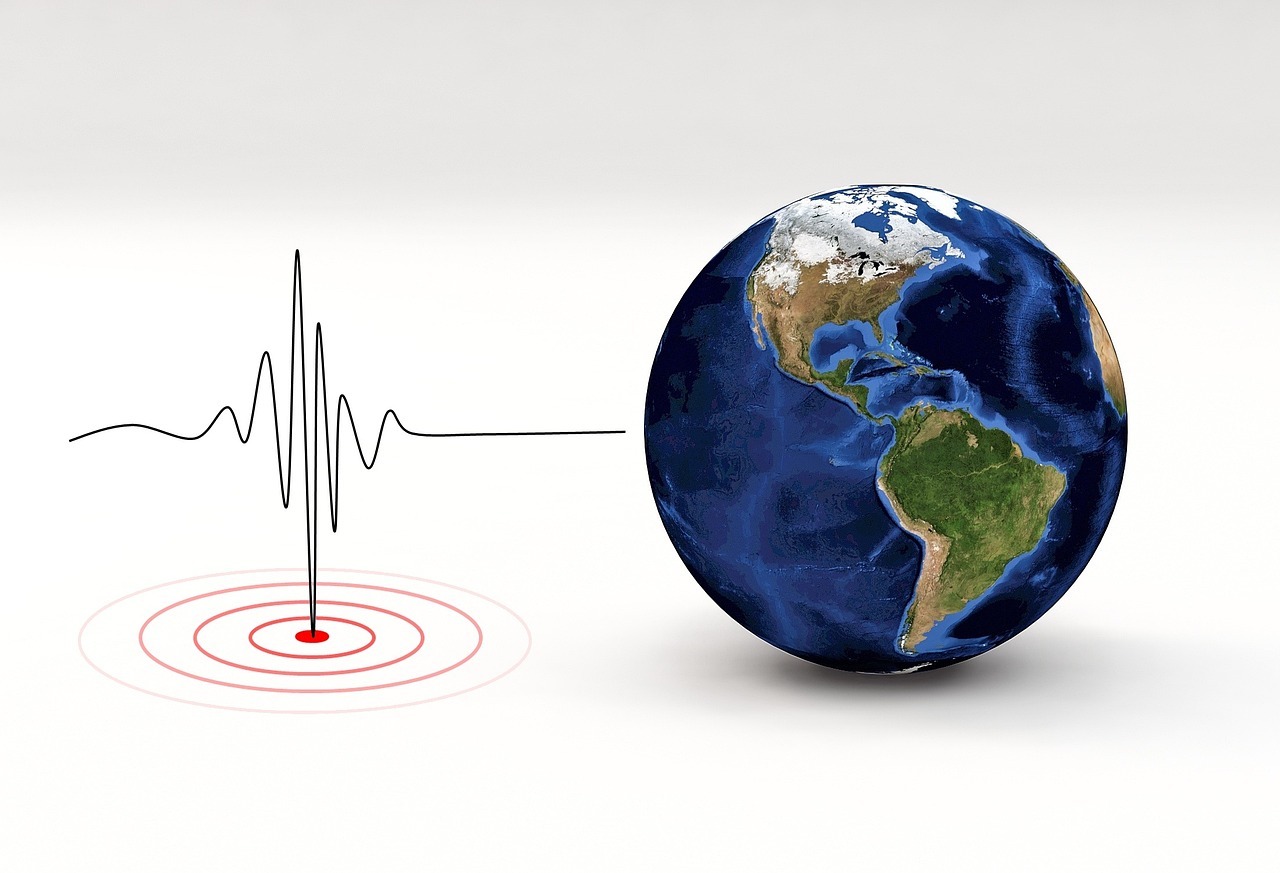 Low-noise and Low-power Solutions for Seismic Wave Detection Applications